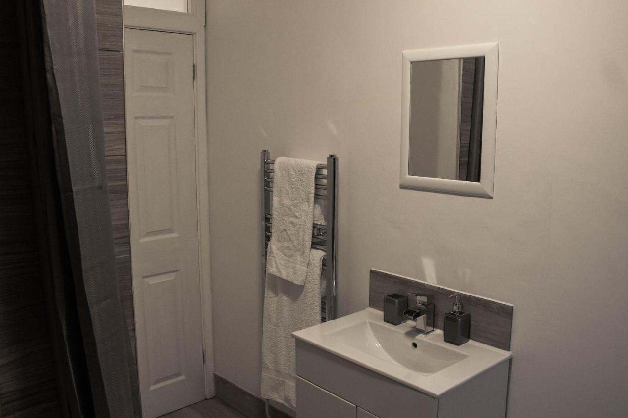 Business Friendly 3Br Home - King Size Beds & Centrally Located Swansea Bagian luar foto