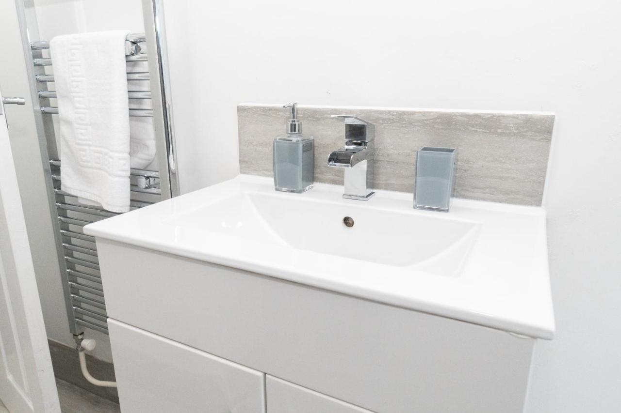Business Friendly 3Br Home - King Size Beds & Centrally Located Swansea Bagian luar foto