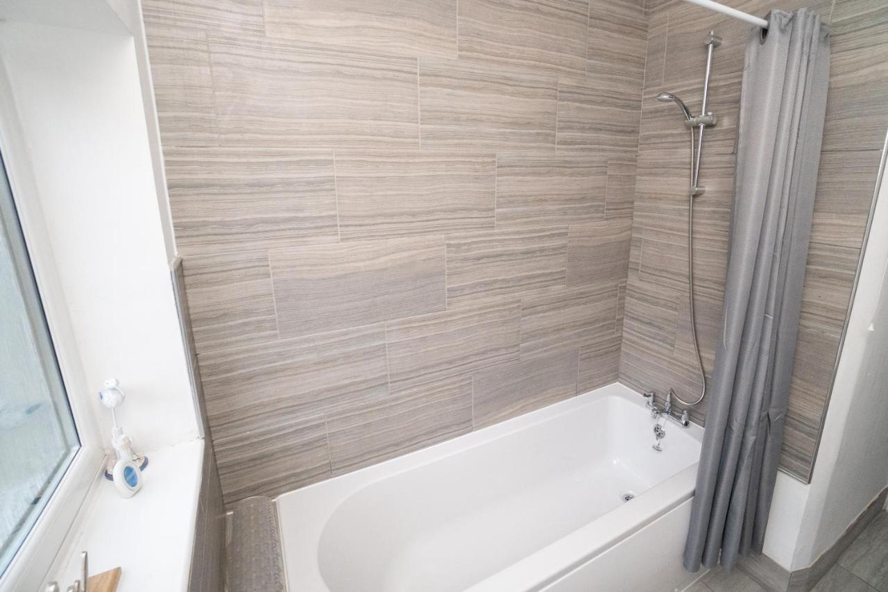 Business Friendly 3Br Home - King Size Beds & Centrally Located Swansea Bagian luar foto